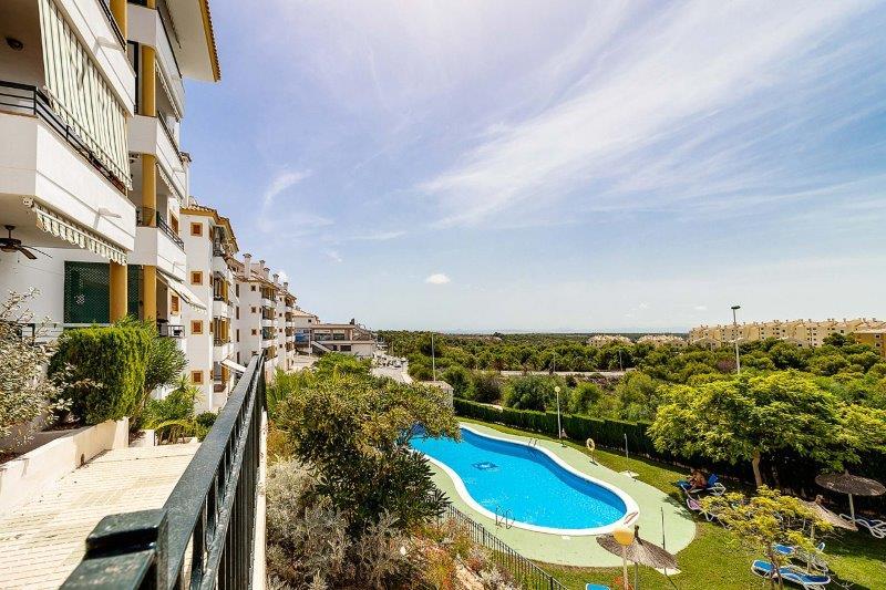 Very bright and spacious apartment with 2 bedroom, 2 bathroom with distance sea views in Lomas de Campoamor.