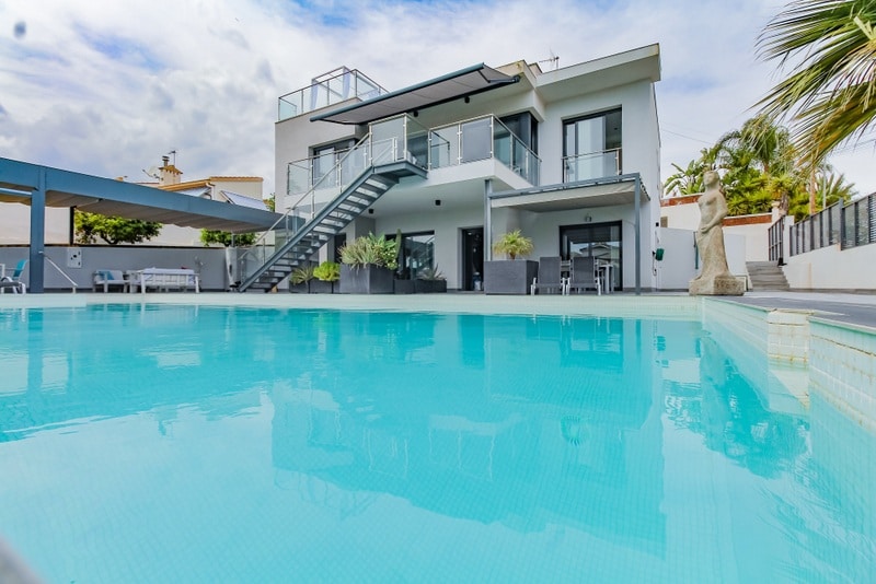 Beautiful 5 bedroom, 5 bathroom villa split into 3 apartments with private pool in Ciudad Quesada.