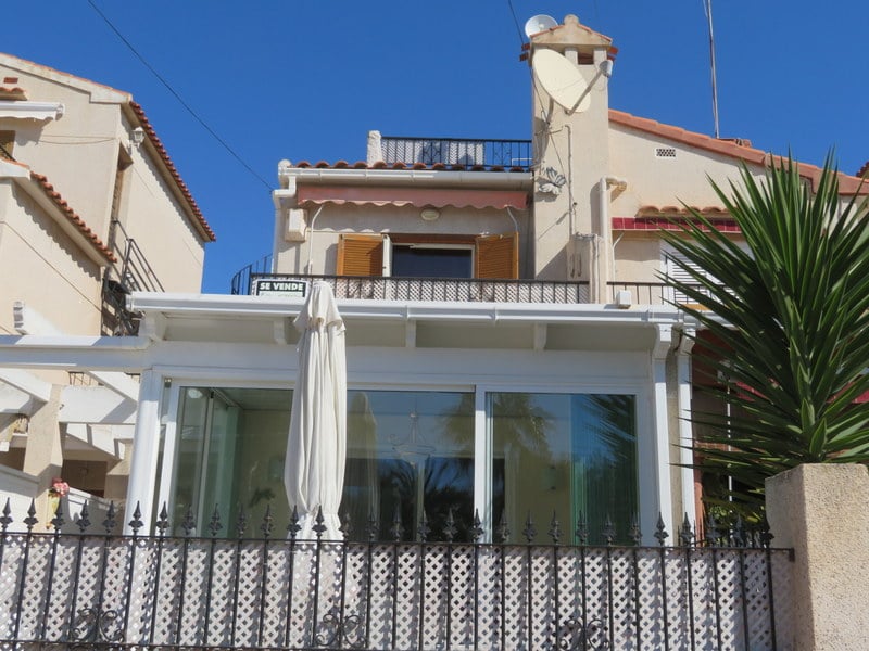 Immaculate south facing townhouse with 3 bedroom and 1 1/2 bathroom in Guardamar Del Seguro