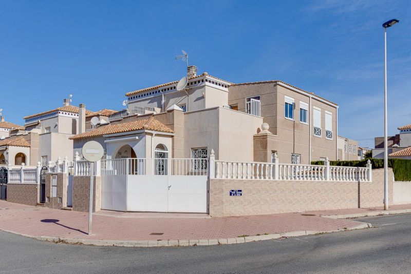 Immaculate 4 bedroom, 2 bathroom semi-detached house in Altos de la Bahia only 500 metres to the beach of Torrevieja