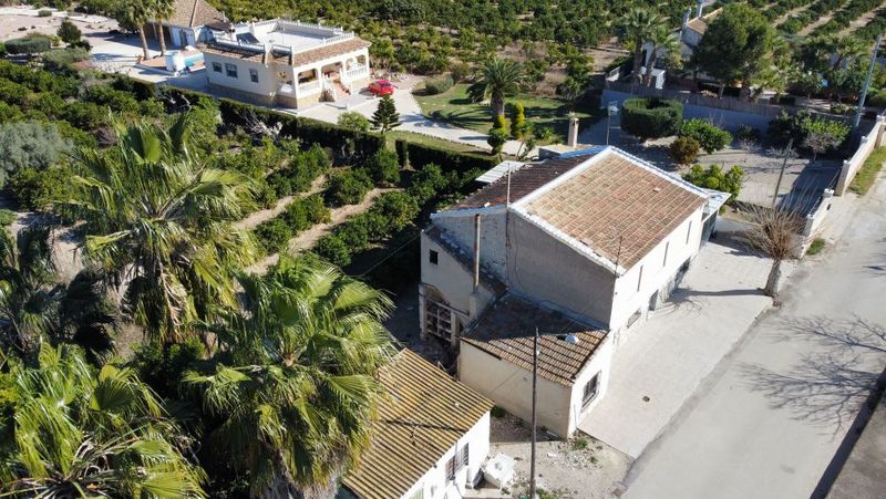 4700 m2 of land with a 300 m2 farm house as a project for renovation in Molins – Bigastro