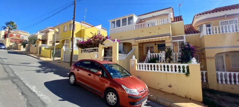 Townhouse with 2 bedrooms and 2 bathrooms and communal pool in Blue Hills – Villamartín