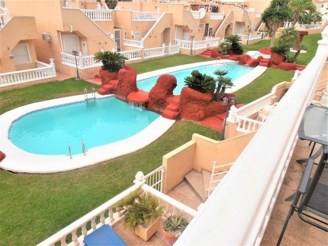 Very spacious 4 bedroom, 2 bathroom townhouse overlooking communal pool in Villamartin – Orihuela-Costa.